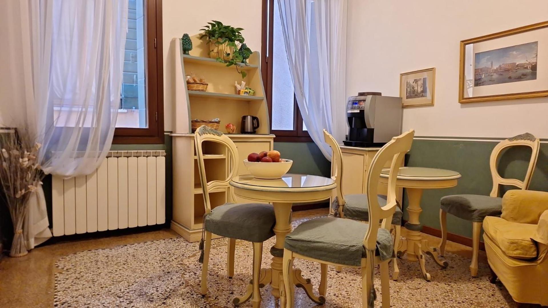 Ca' San Trovaso - 6 Rooms Венеція Екстер'єр фото