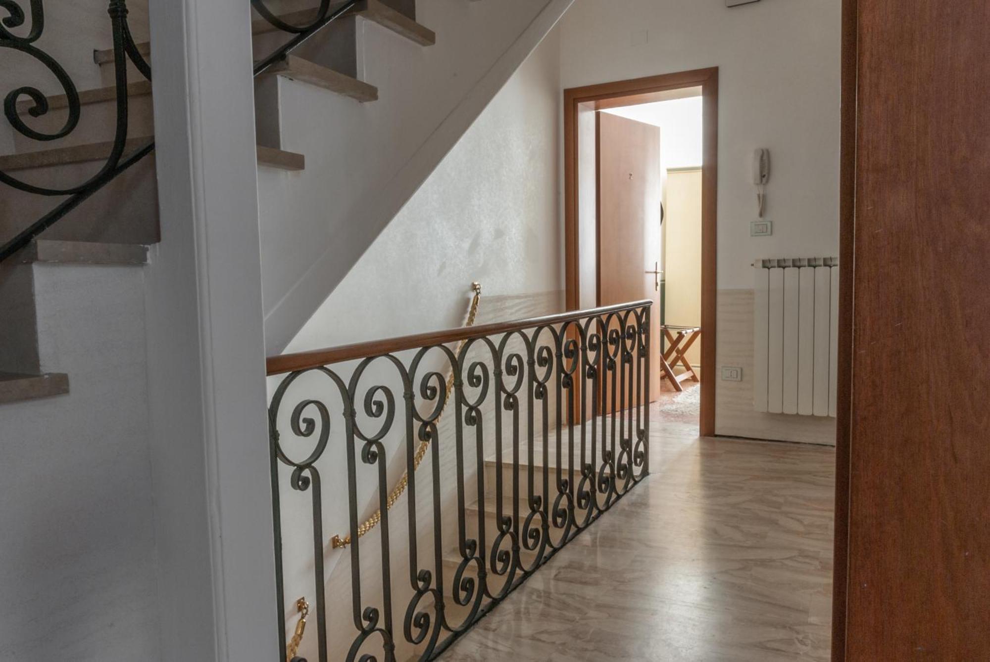 Ca' San Trovaso - 6 Rooms Венеція Екстер'єр фото
